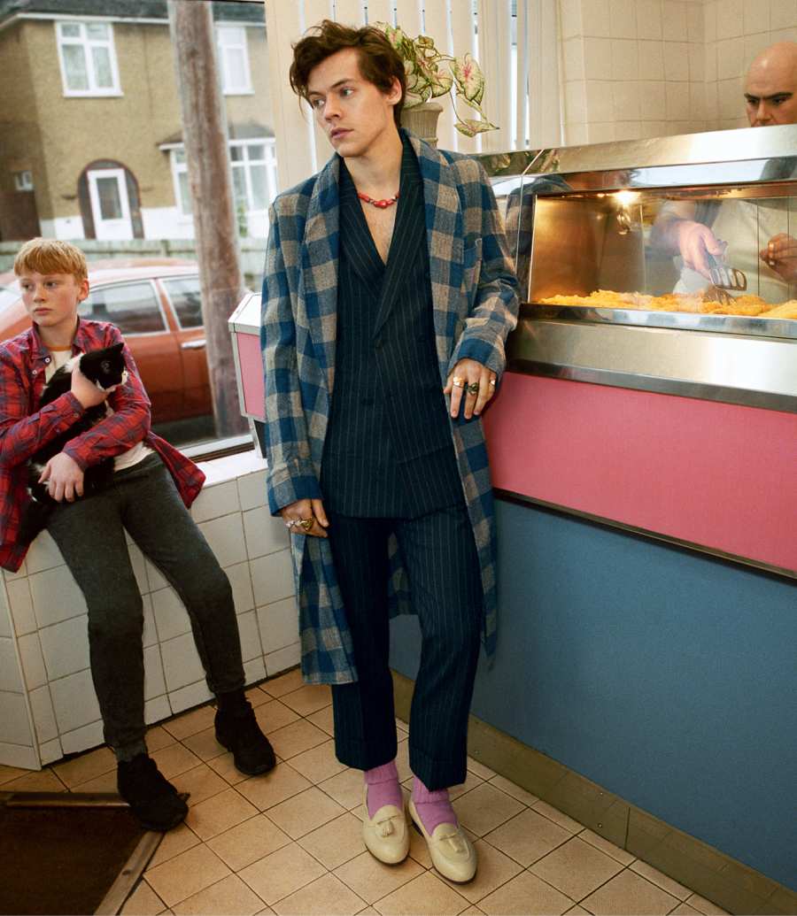 harry-styles-pets-gucci-campaign