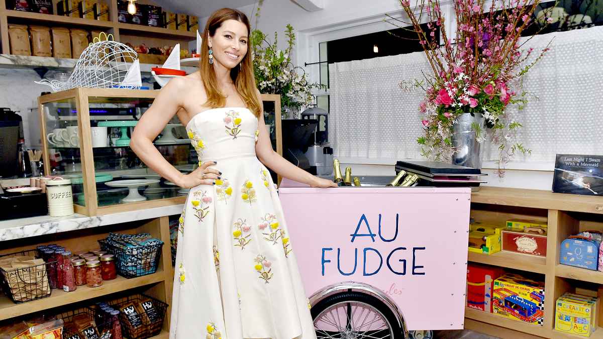 Jessica-Biel-Au-Fudge-closing