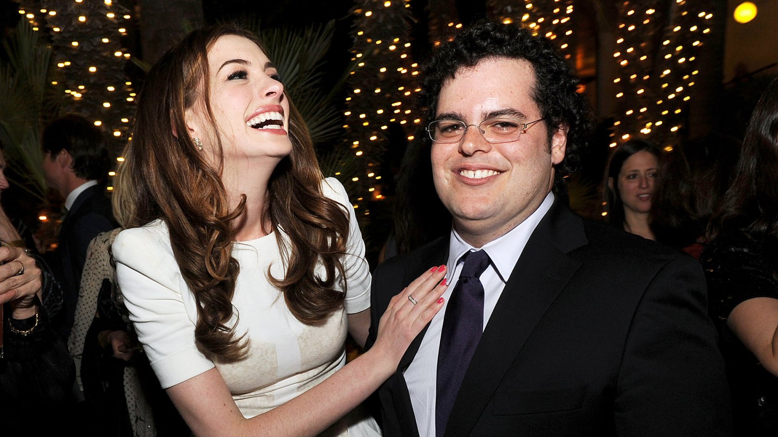 Anne Hathaway Josh Gad Love And Other Drugs