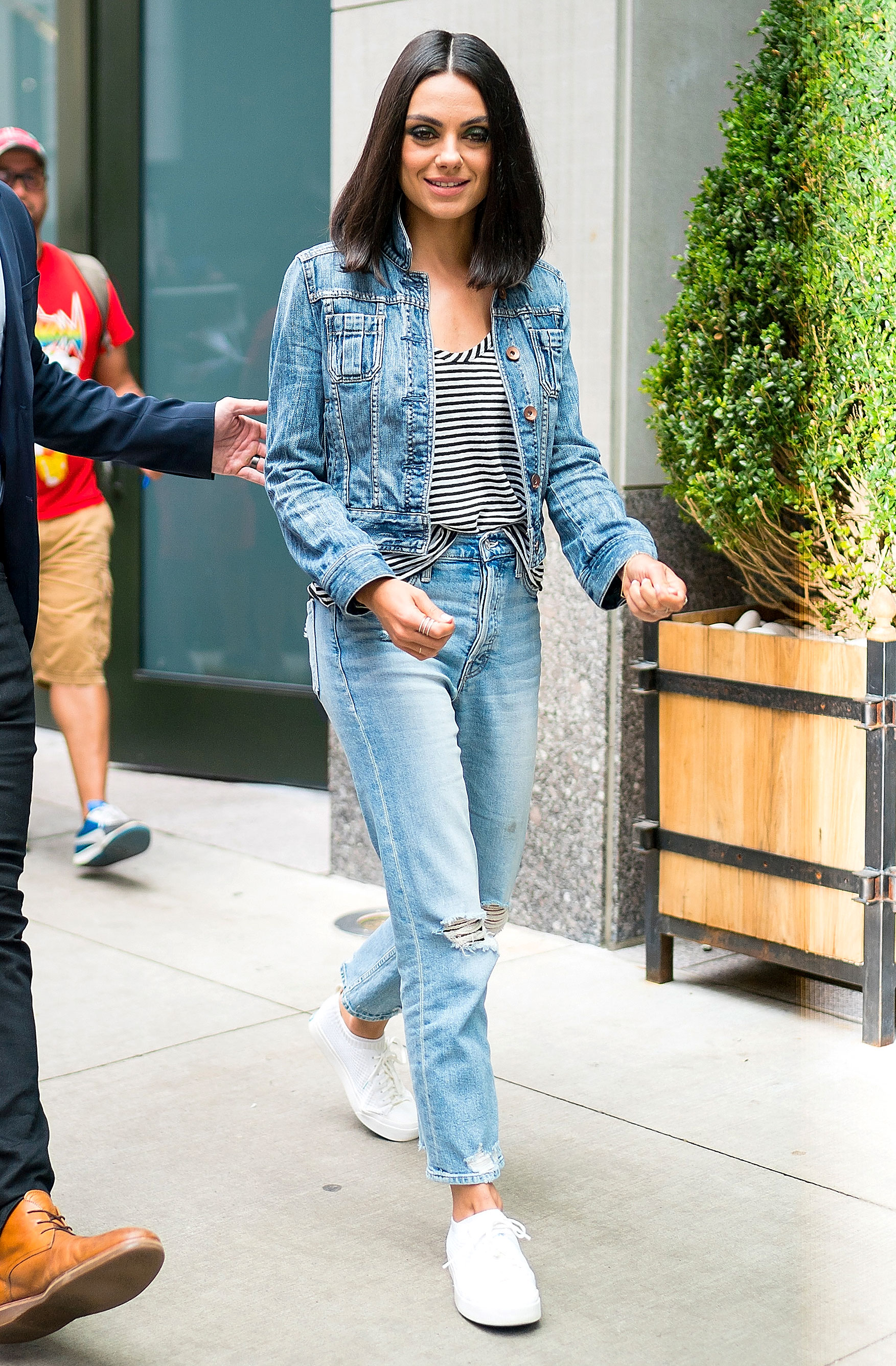 Bella Hadid & Olivia Culpo Are Proof That Light Wash Denim Can Be Chic
