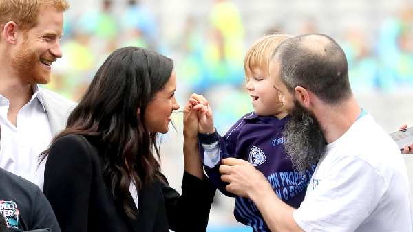 prince-harry-meghan-markle-hair-pull