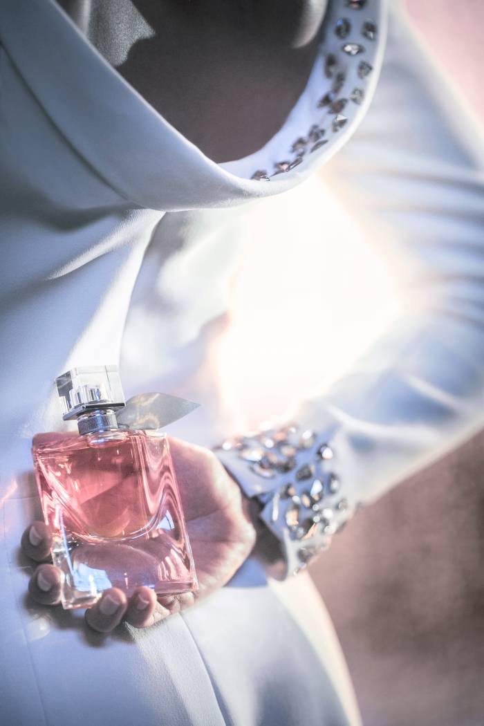 ankomme Pædagogik Poleret Julia Roberts Stars in Lancome La Vie Est Belle 2018 Fragrance Campaign