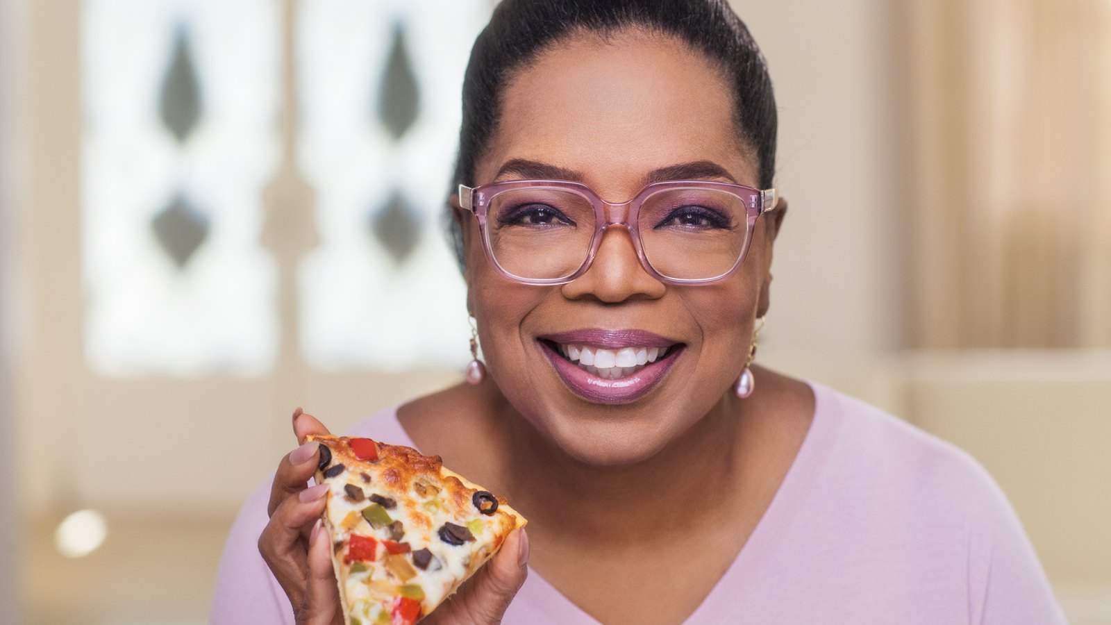 Oprah with her new cauliflower pizza.