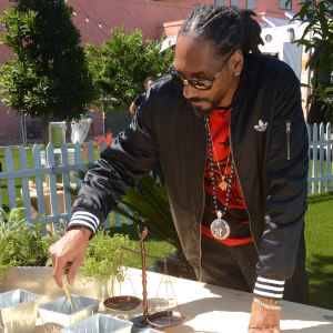 Snoop Dogg cooks