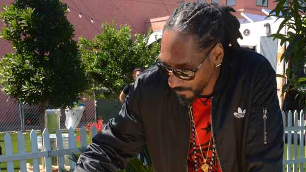 Snoop Dogg cooks
