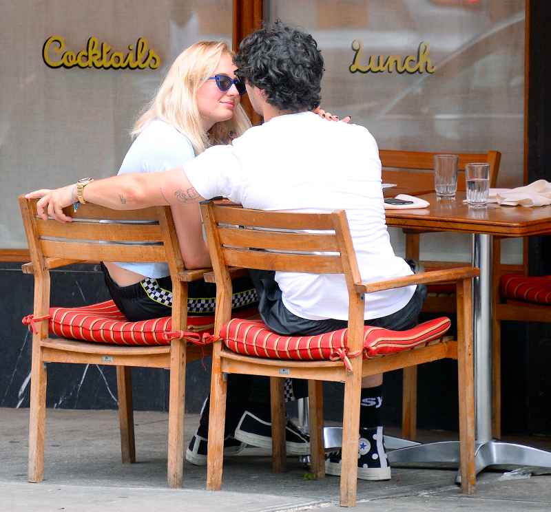 Joe Jonas Sophie Turner Kissing Dining Out