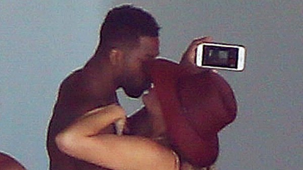 Khloe Kardashian Tristan Thompson Mexico Vacation Kissing Selfie