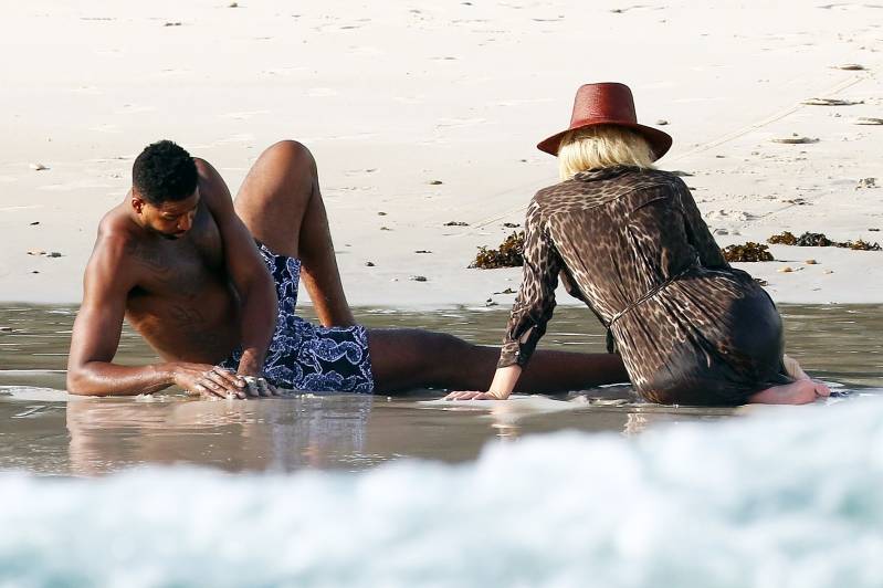 Khloe Kardashian Tristan Thompson Mexico Vacation Beach
