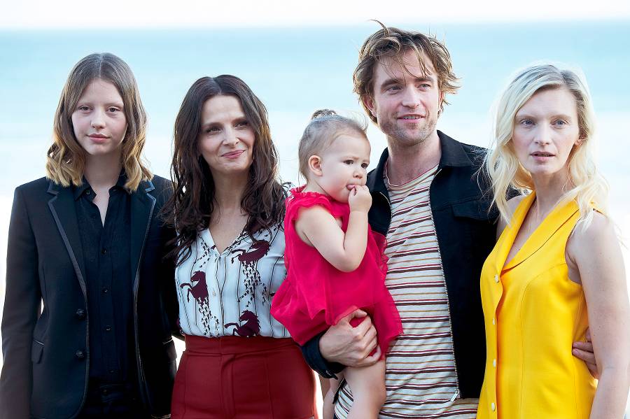 Robert-Pattinson,-Mia-Goth-reunite
