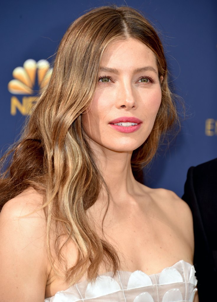 Emmys 2018 Beauty: How to Get Jessica Biel’s Loose Waves
