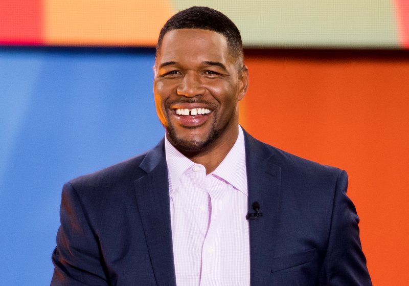 michael-strahan-kneel