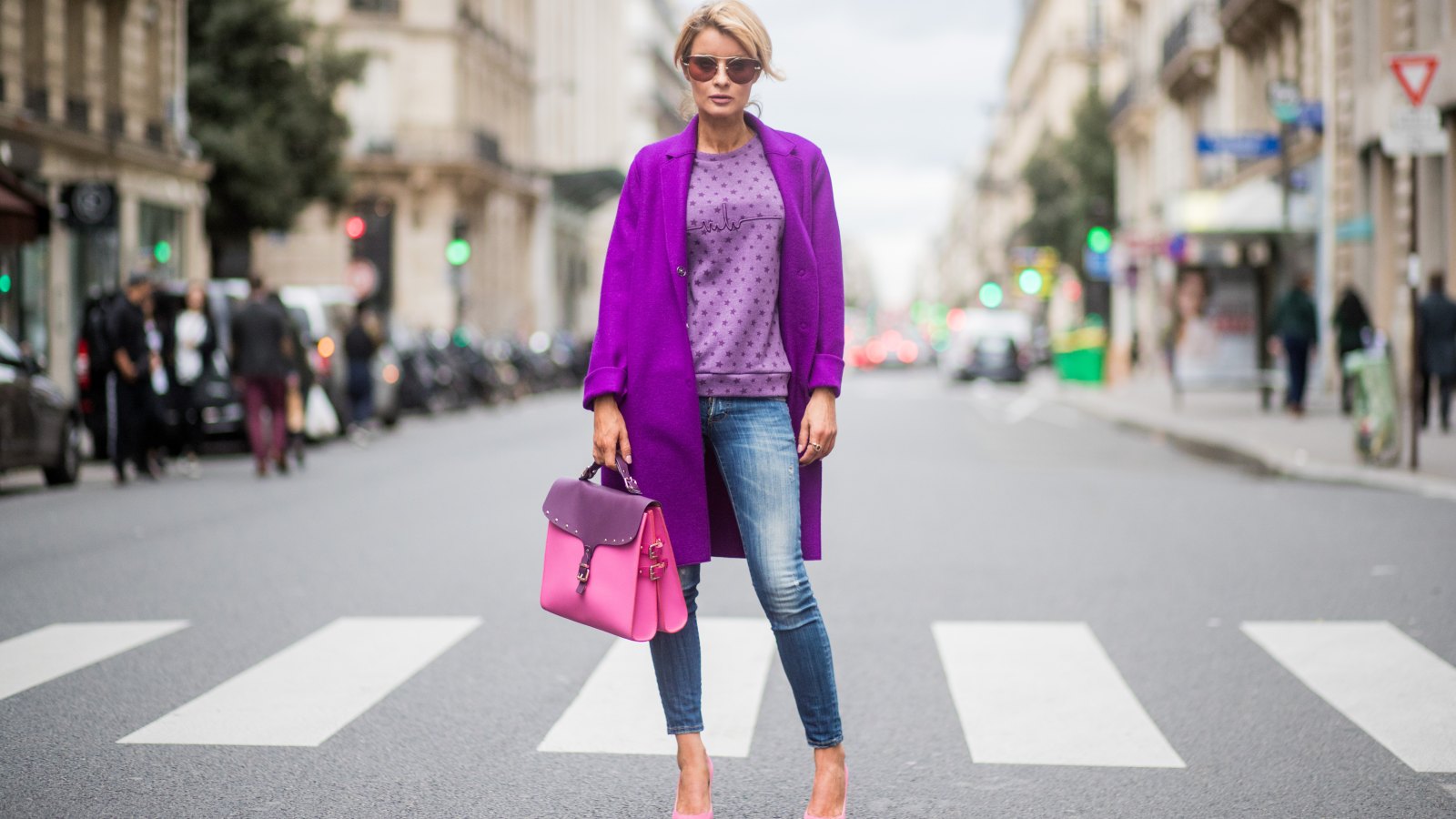 skinny jeans street style purple sweater pink bag