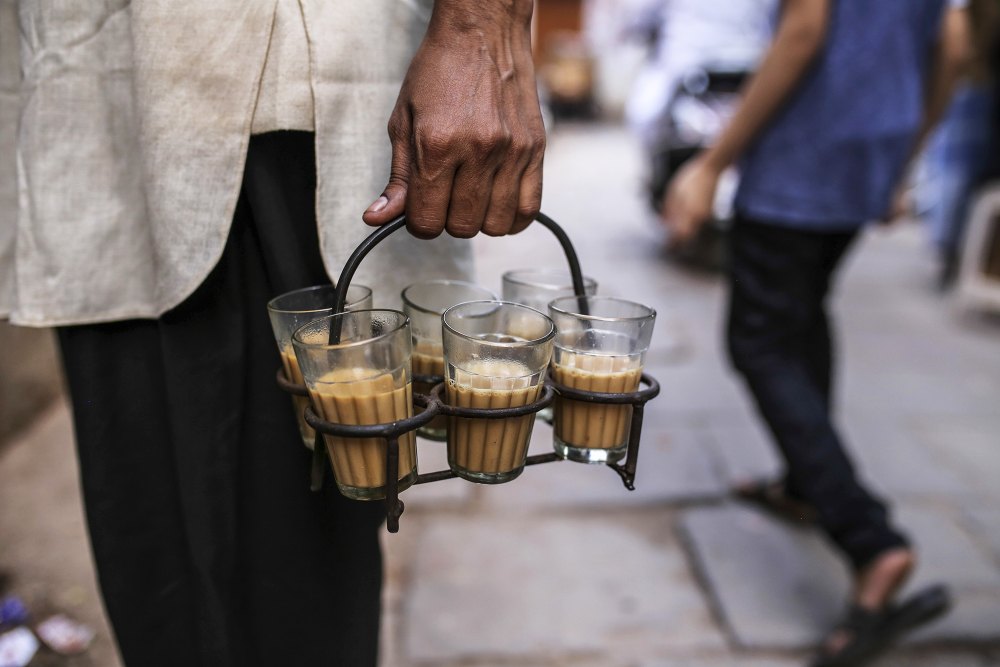 Video of Tea Being Swung Upside Down and Served in India Shocks Internet: &lsquo;Super Cool!&rsquo;