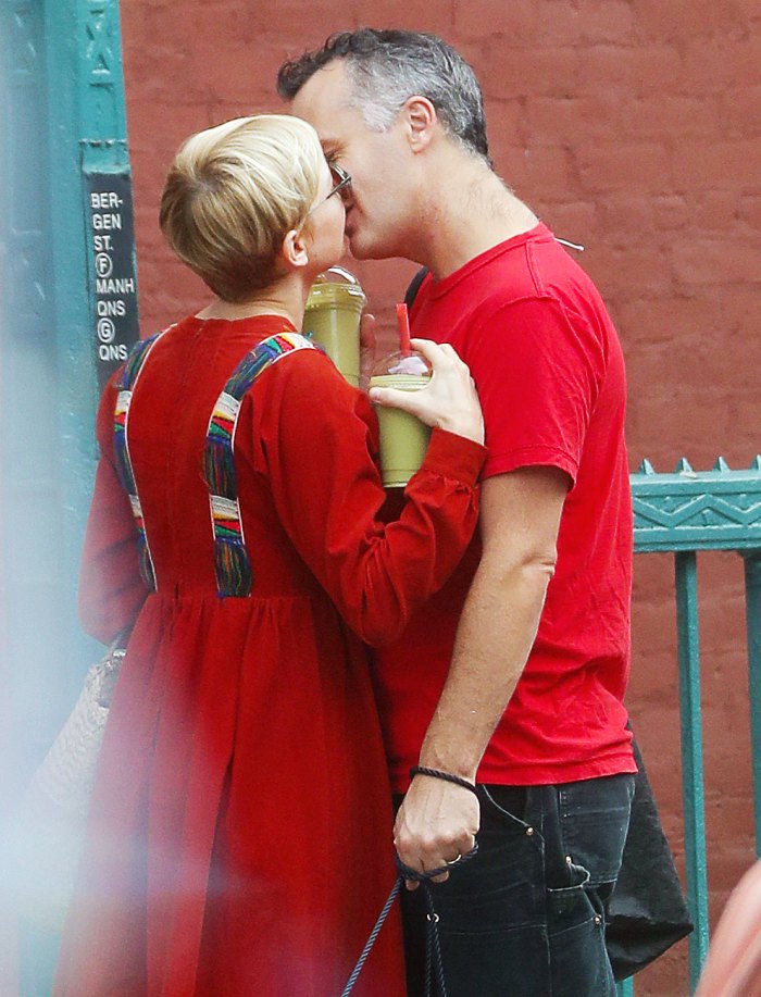 Michelle Williams Phil Elverum Matching Outfits Kiss. 