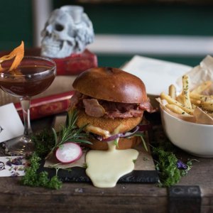 King's Head & Courtyard cheese burger