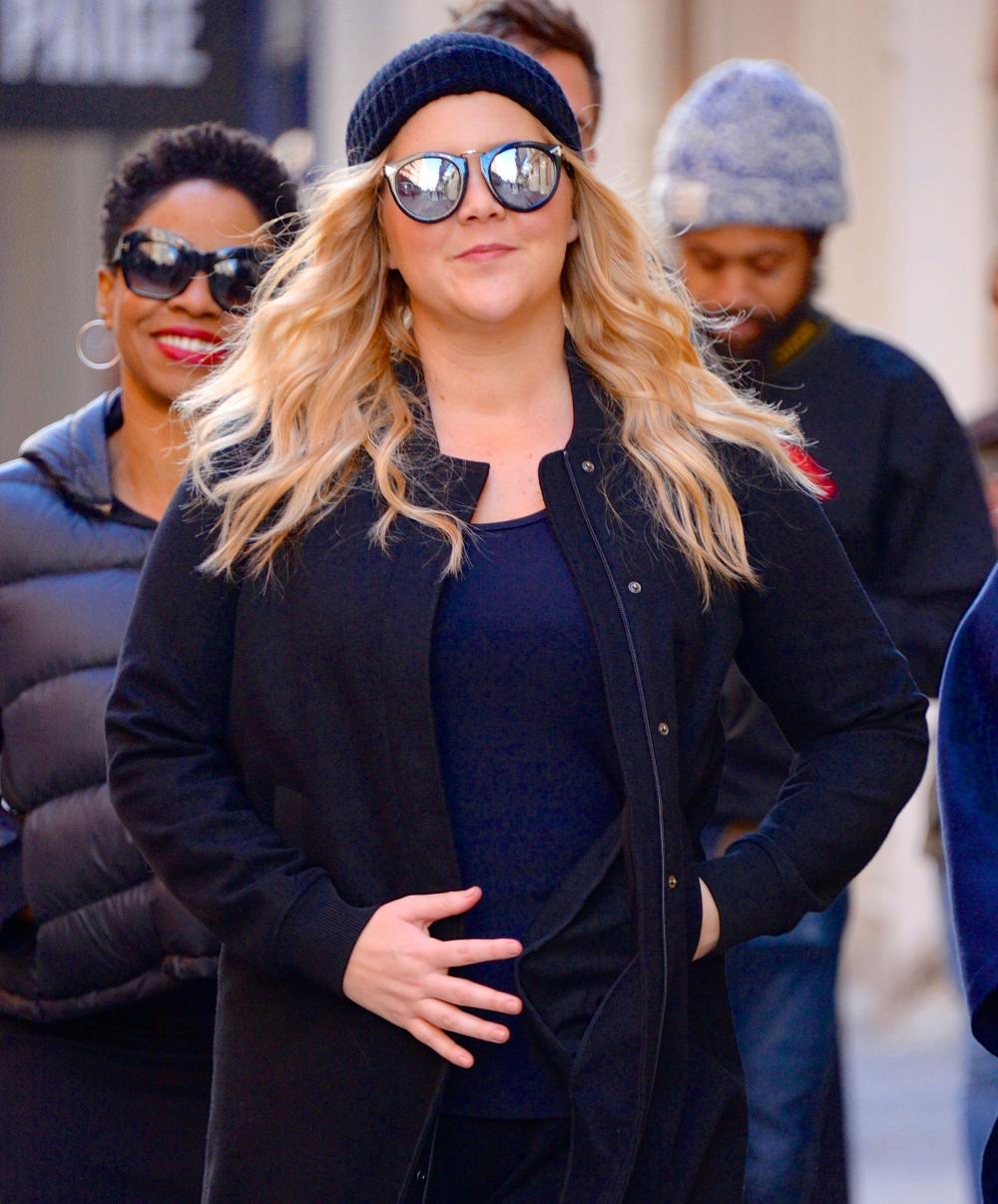 Pregnant Amy Schumer Vomits In Car On the Way to Her Comedy Show