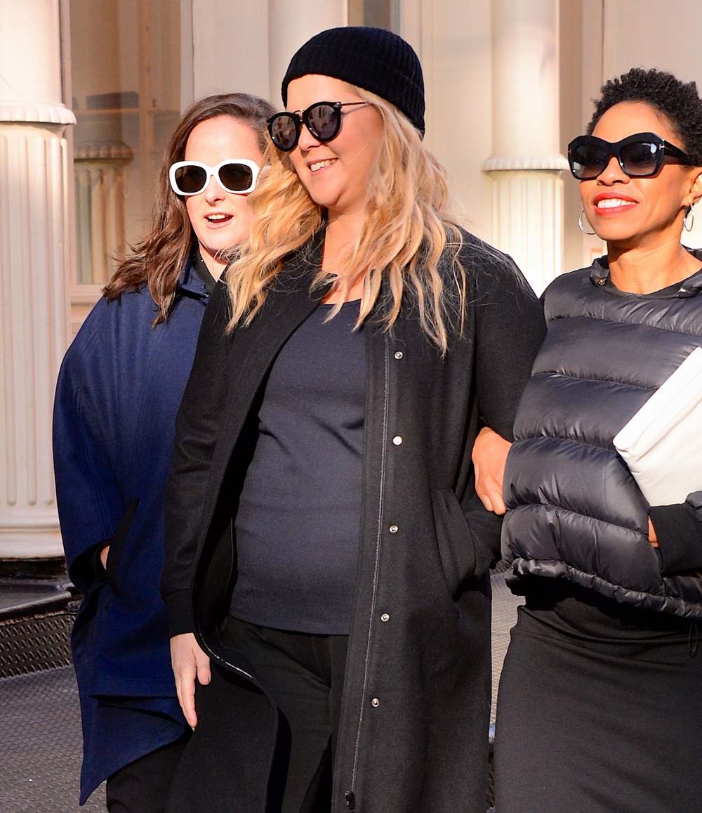 Pregnant Amy Schumer Vomits In Car On the Way to Her Comedy Show