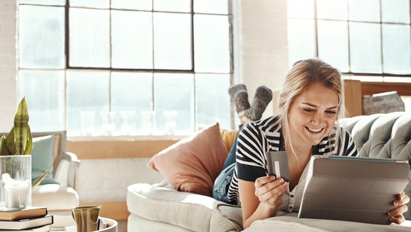 woman online shopping cyber monday