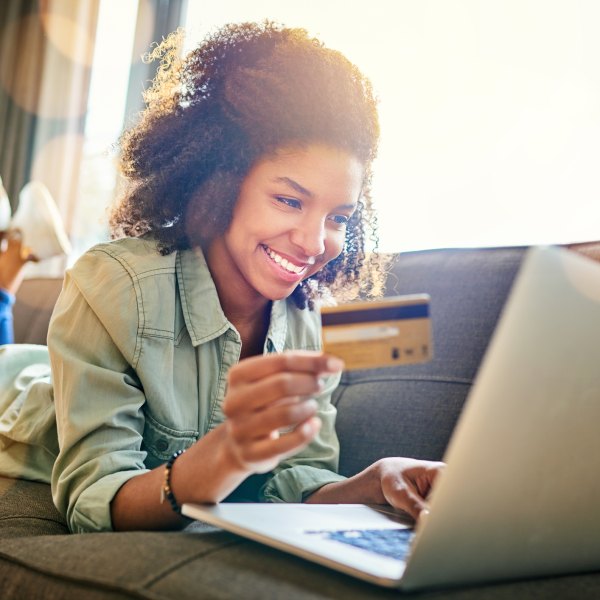 woman online shopping