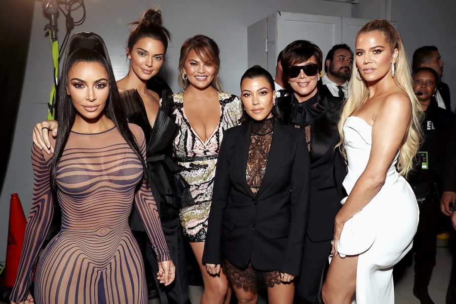 Kim-Kardashian,-Kendall-Jenner,-Chrissy-Teigen,-Kourtney-Kardashian,-Kris-Jenner-and-Khloe-Kardashian