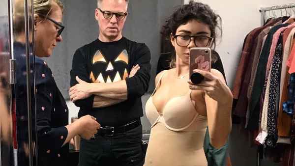 Sarah Hyland Shows off Baby Bump for 'Modern Family'