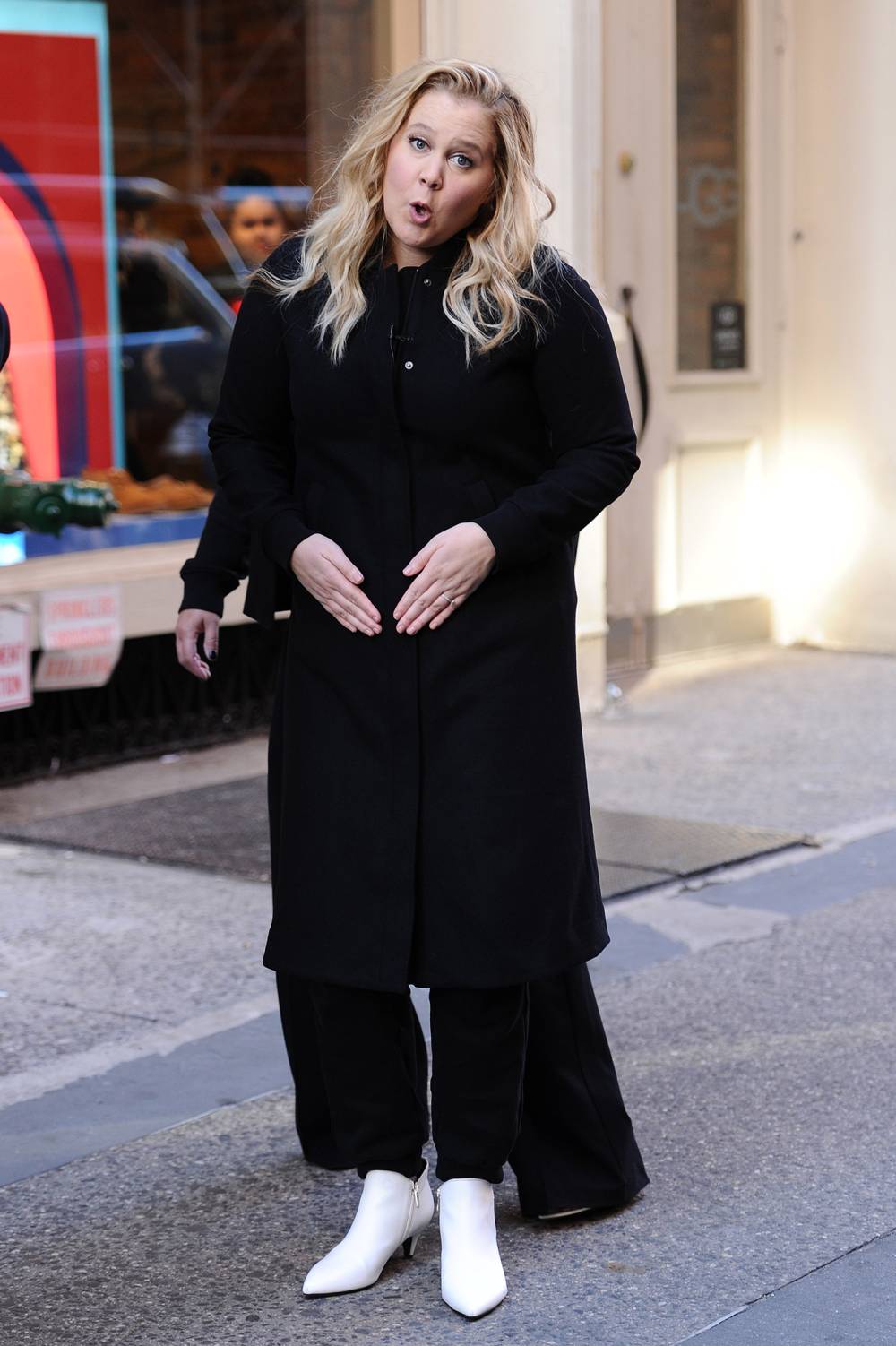 Amy Schumer Shows Off Baby Bump