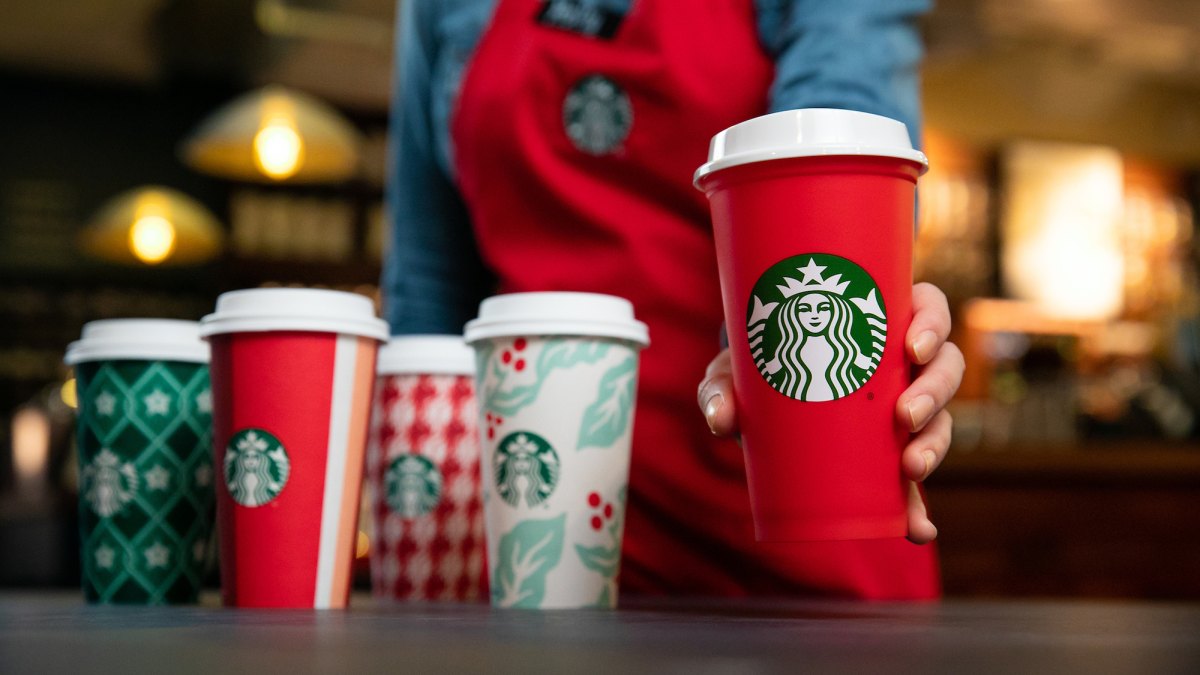 https://www.usmagazine.com/wp-content/uploads/2018/11/starbucks-re-usable-holiday-cups.jpg?crop=0px%2C201px%2C2000px%2C1131px&resize=1200%2C675&quality=86&strip=all