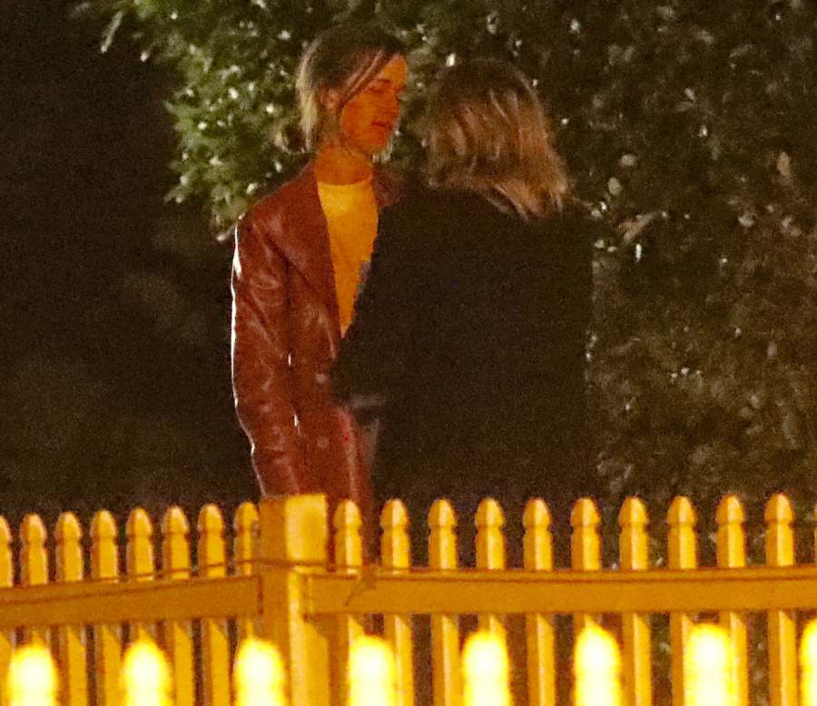 Chloe-Grace-Moretz-kissing-Kate-Harrison