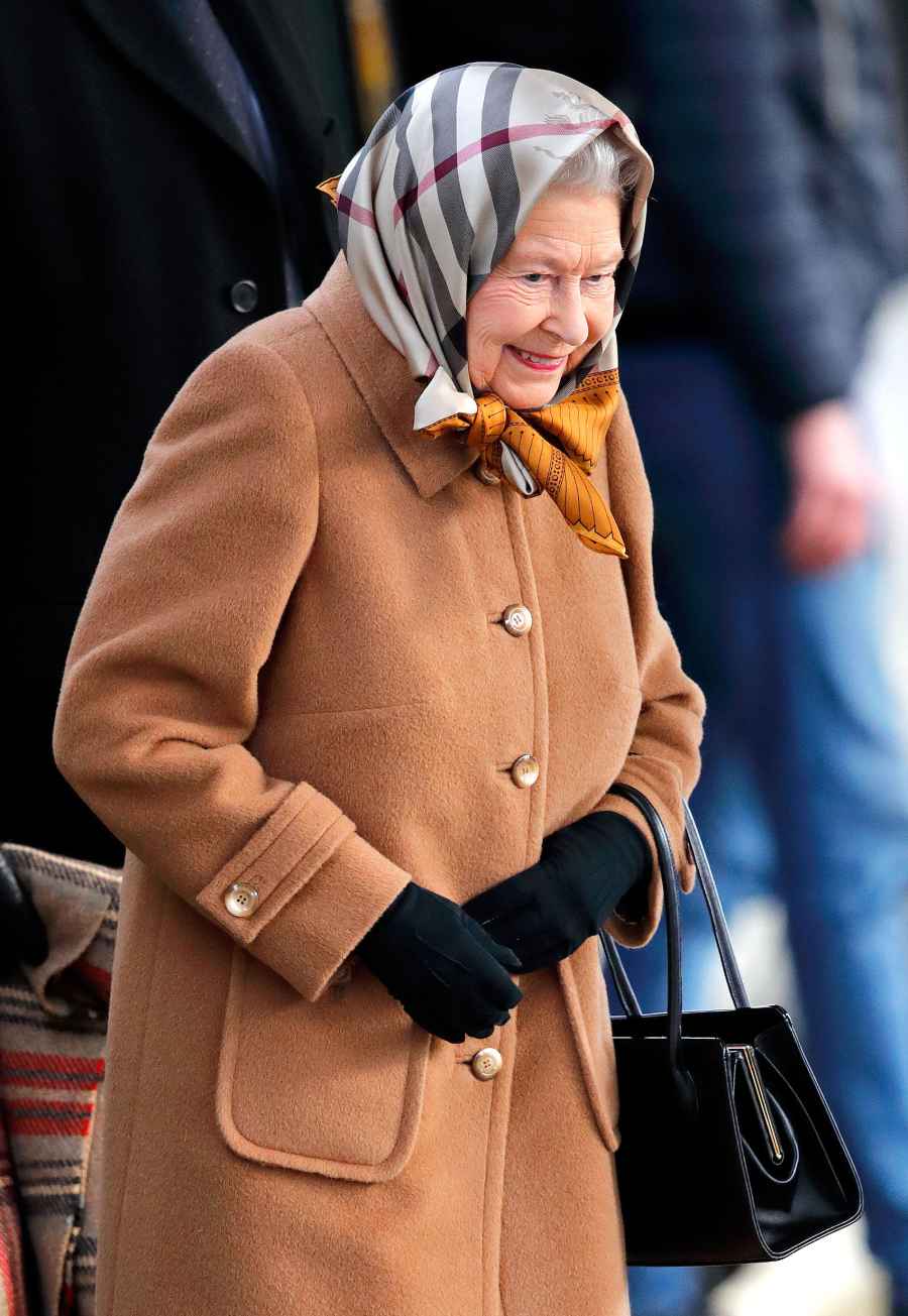 Queen-Elizabeth-II-burberry-scarf