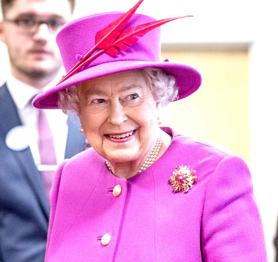 Queen-Elizabeth-ll-christmas-brooch