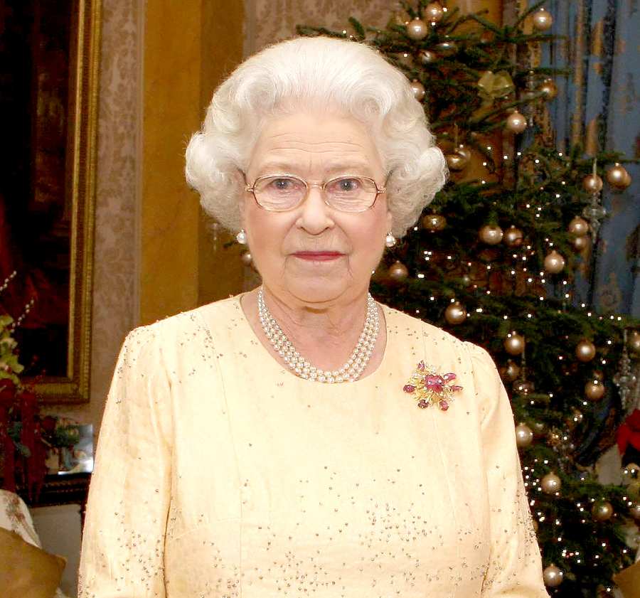 Queen-Elizabeth-ll-christmas-brooch-6