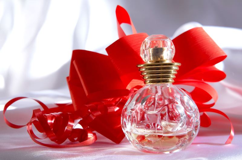 holiday-gift-guide-perfume-fragrance-gift
