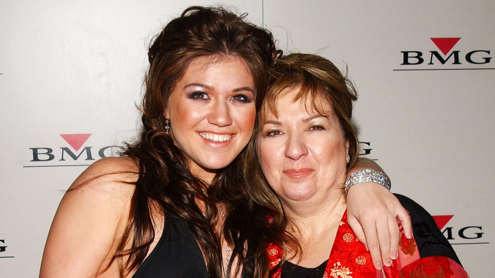 Kelly Clarkson Explains What It’s Like to Have a Stage Mom