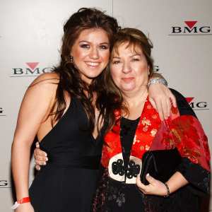 Kelly Clarkson Explains What It’s Like to Have a Stage Mom