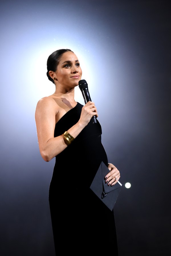 Pregnant Meghan Markle Shows Off Baby Bump in Black: Pics