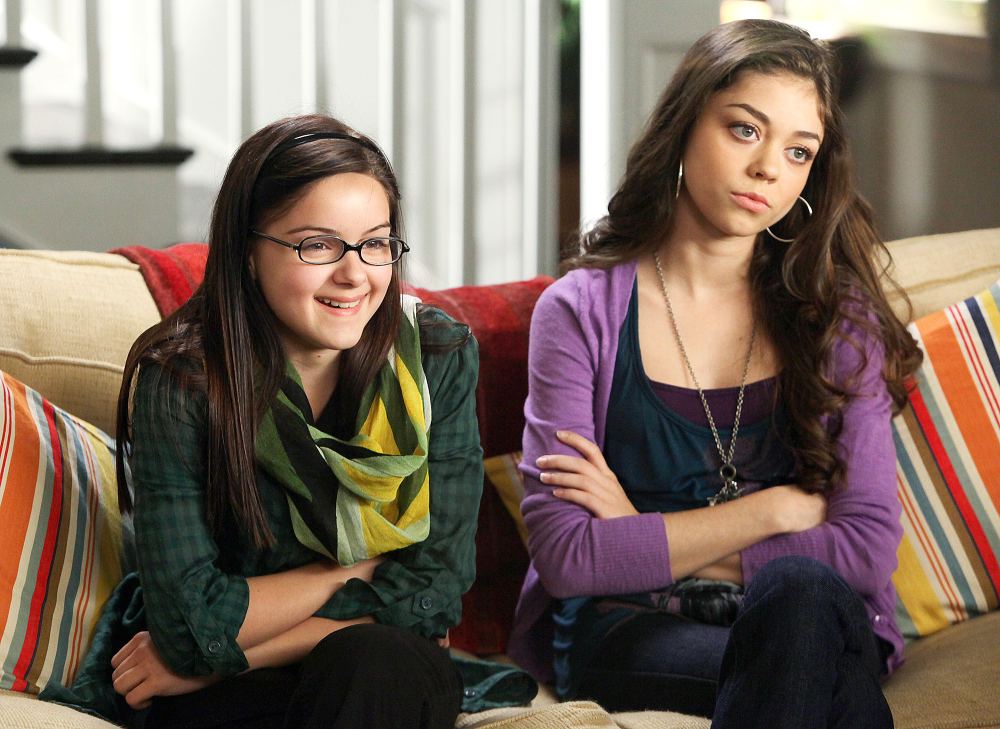 ARIEL-WINTER-SARAH-HYLAND-modern-family