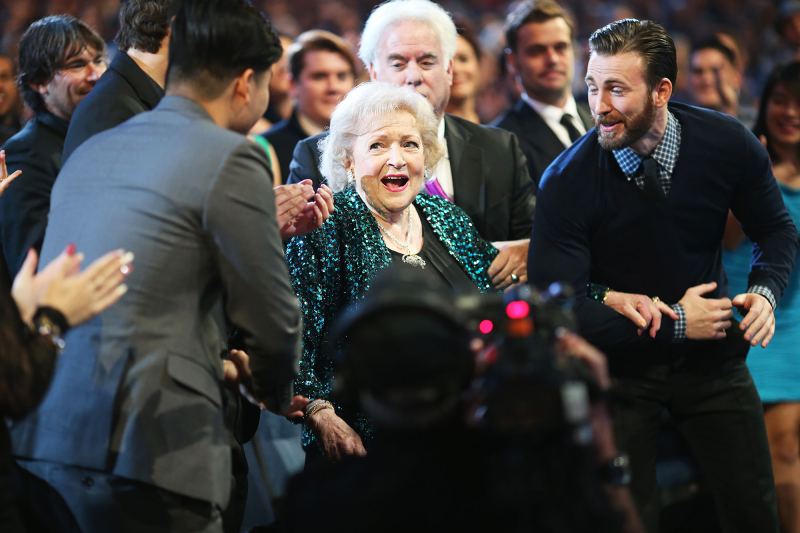 Awards Shows Audience Reactions Betty White Chris Evans Peoples Choice Awards 2015