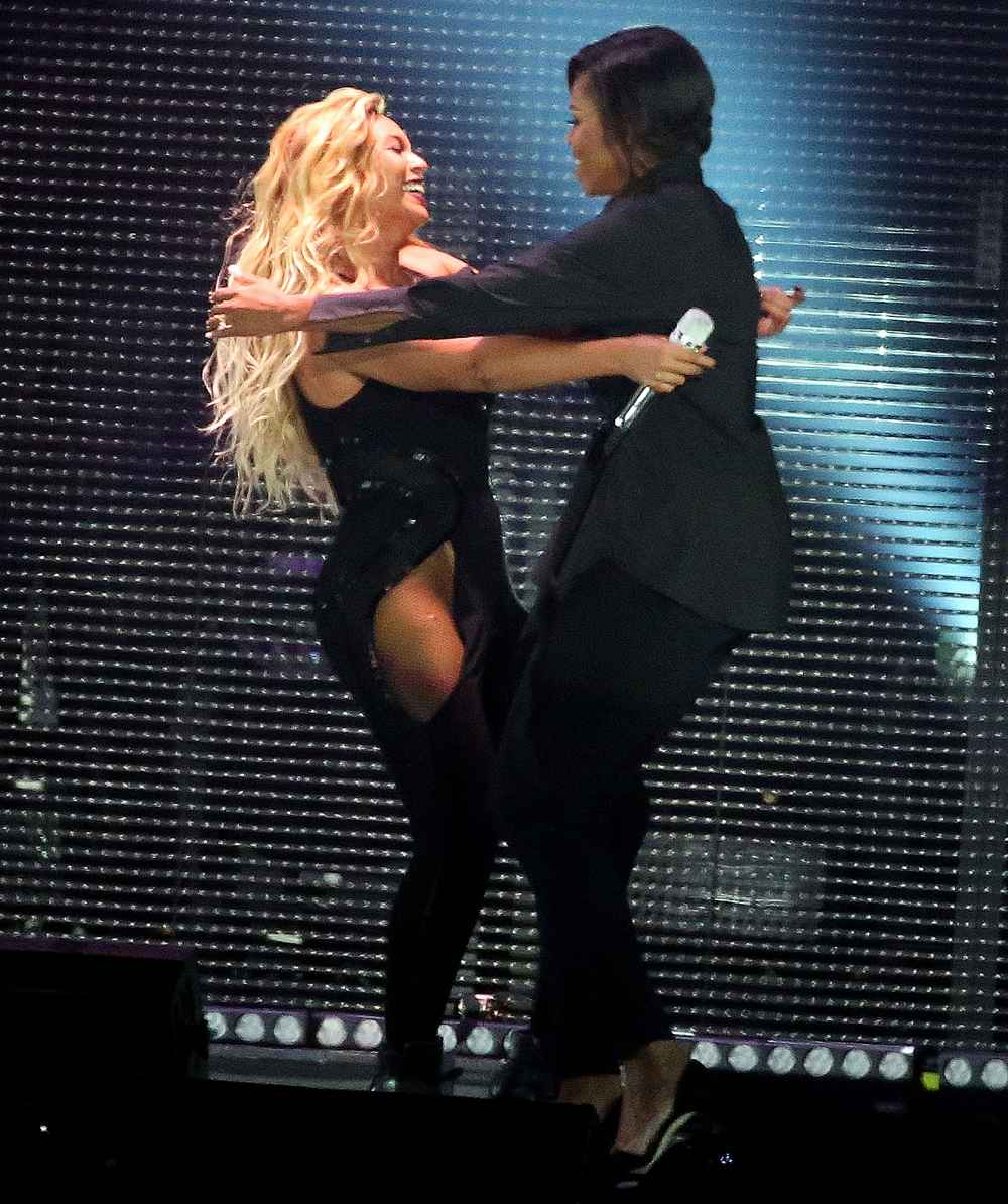 Beyonce-and-Michelle-Obama-hug-global-citizen-fest