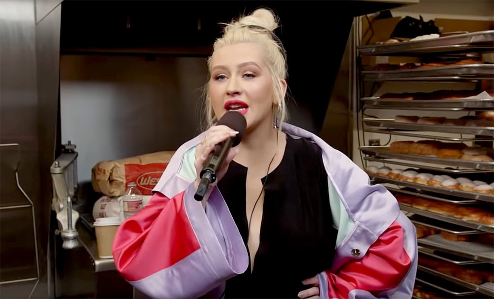 Christina-Aguilera-Pranks-People-at-a-Donut-Shop