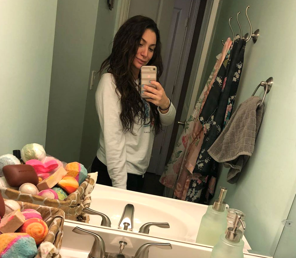 Deena Cortese Snaps Slim Mirror Selfie 2 Weeks After Welcoming ‘Little Man’
