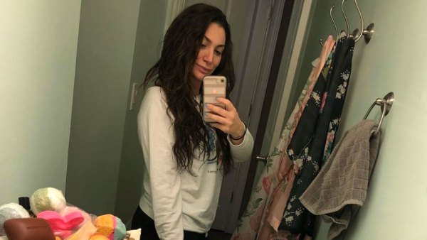 Deena Cortese Snaps Slim Mirror Selfie 2 Weeks After Welcoming ‘Little Man’