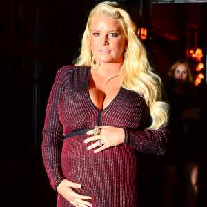 Pregnant Jessica Simpson Asks Fans for ‘Help’ After Revealing Extremely Swollen Foot