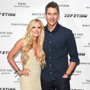 Bachelors Lauren Burnham 22-Week Baby Bump in Mirror Selfie