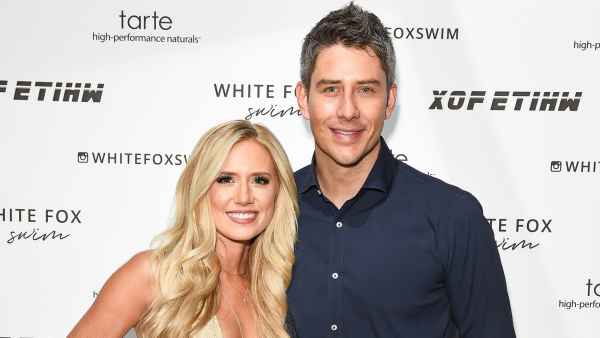 Bachelors Lauren Burnham 22-Week Baby Bump in Mirror Selfie