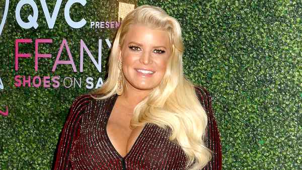 Pregnant-Jessica-Simpson-Mocks-Her-Swollen-Foot