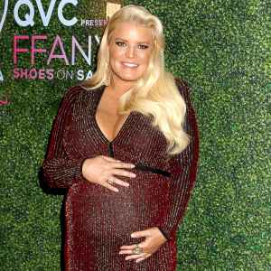 Pregnant-Jessica-Simpson-Mocks-Her-Swollen-Foot