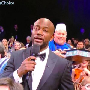 Taye Diggs Joey's Burgers Guy photobombing Critics' Choice Awards 2019