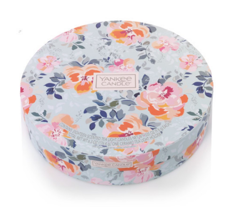 Yankee Candle Set Outside