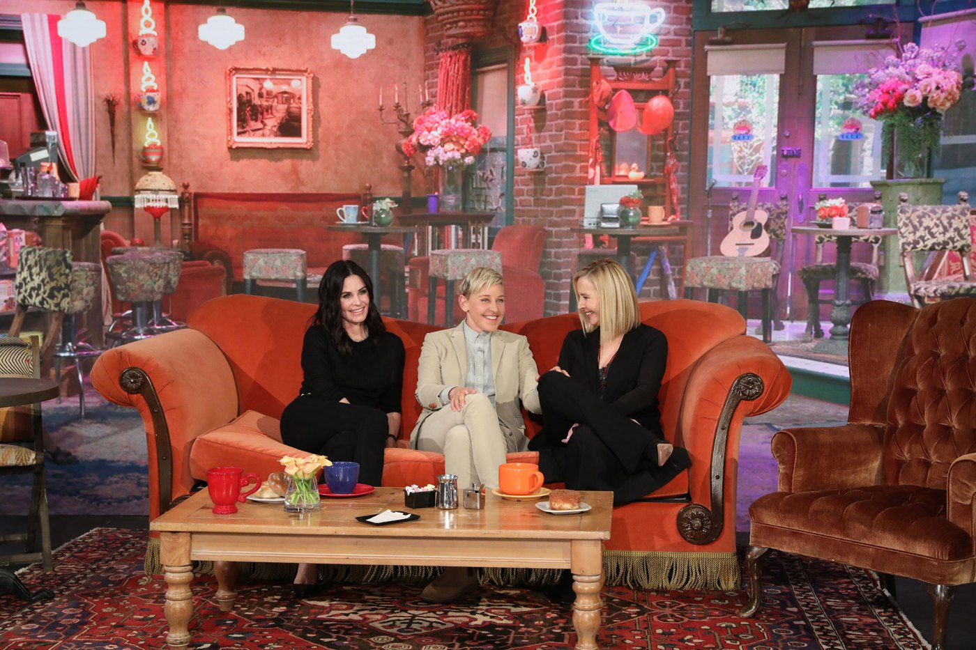Ellen DeGeneres Recreates Central Perk for Courteney Cox, Lisa Kudrow ...