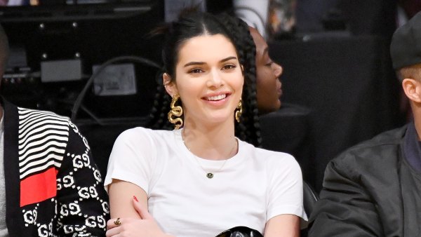 kendall-jenner-eats-caramel-apple-courtside